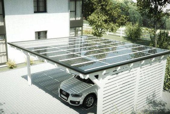 carport blanc avec panneaux solaires sur le toit 