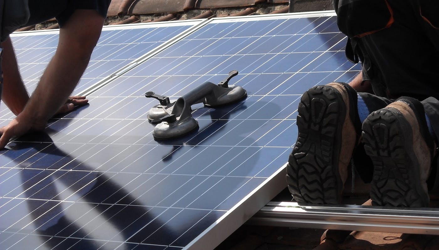 pose de panneaux solaires sur un toit 
