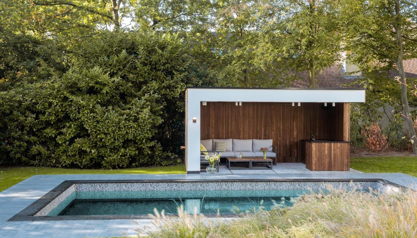 abri de piscine en bois avec un canapé 