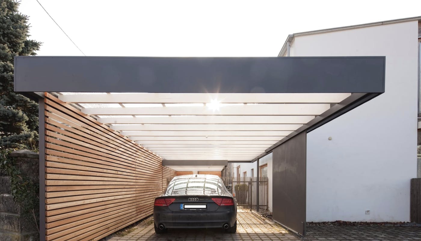 carport moderne avec une voiture Audi garée 