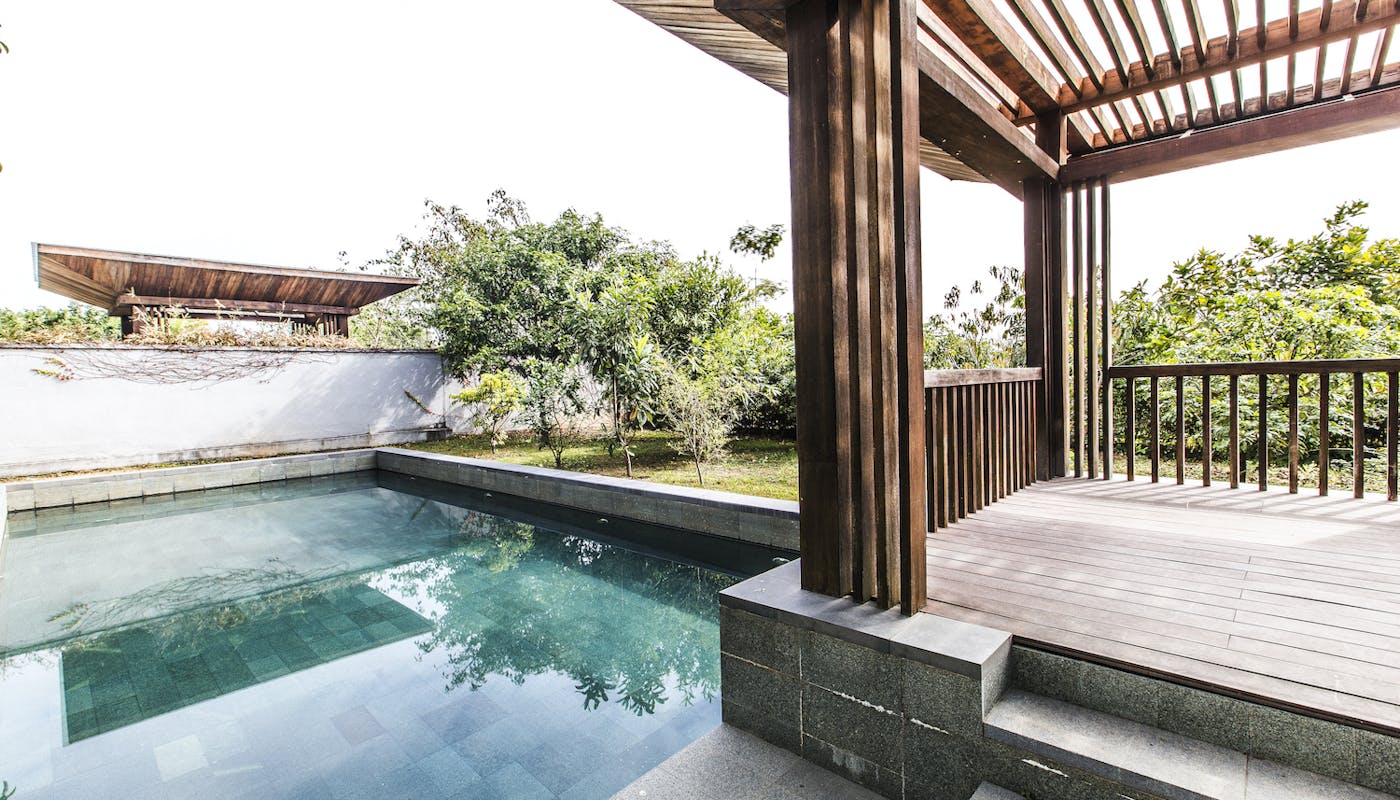 piscine moderne avec terrasse en bois