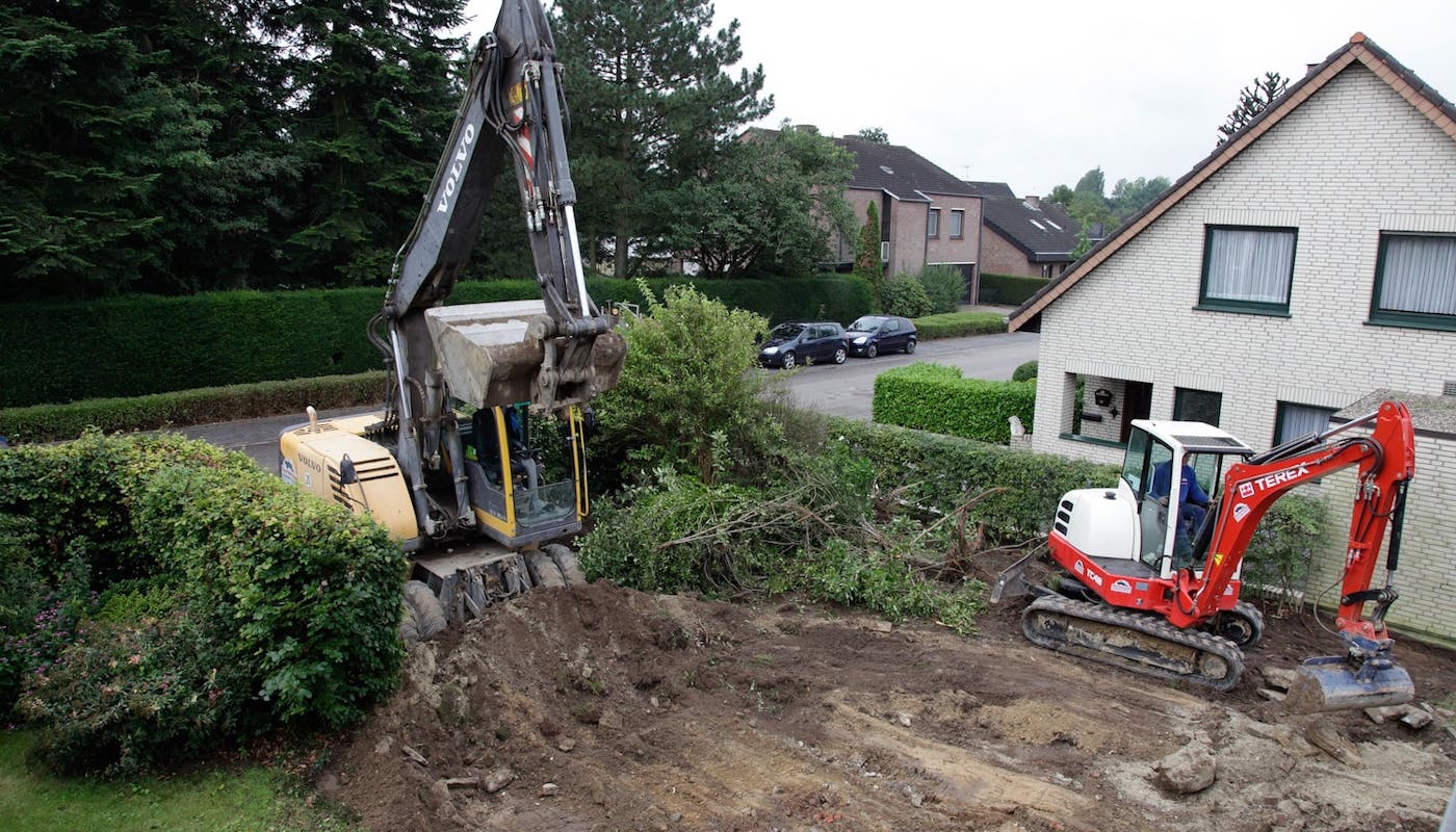 chantier d'une piscine dans un jardin