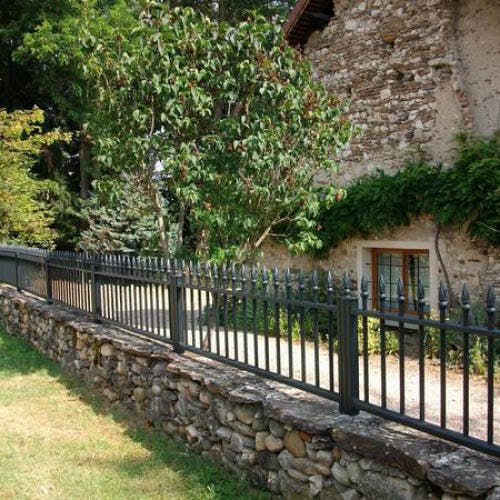 5 idées de clôture en aluminium pour un jardin sécurisé