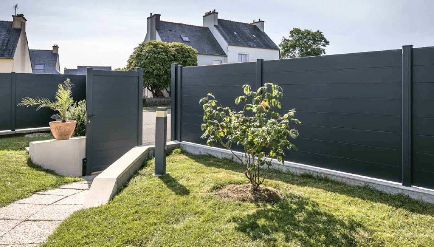 5 idées de clôture en aluminium pour un jardin sécurisé