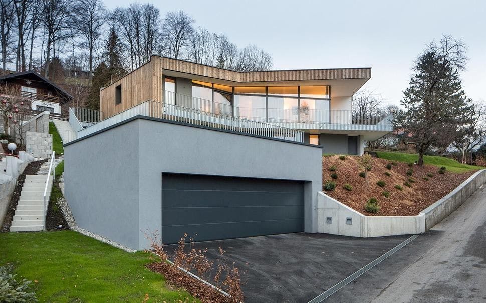 garage semi enterré d'une maison moderne