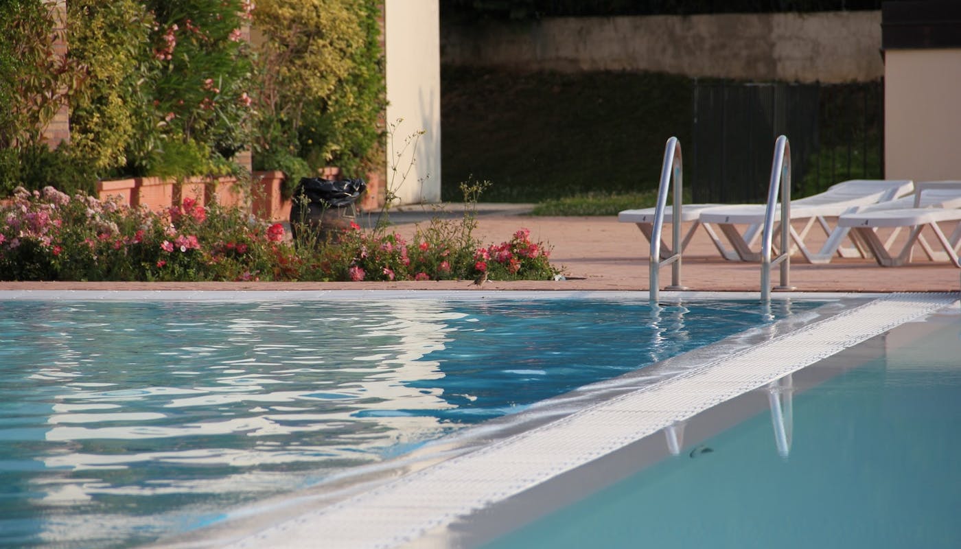 piscine creusée vue du nageur