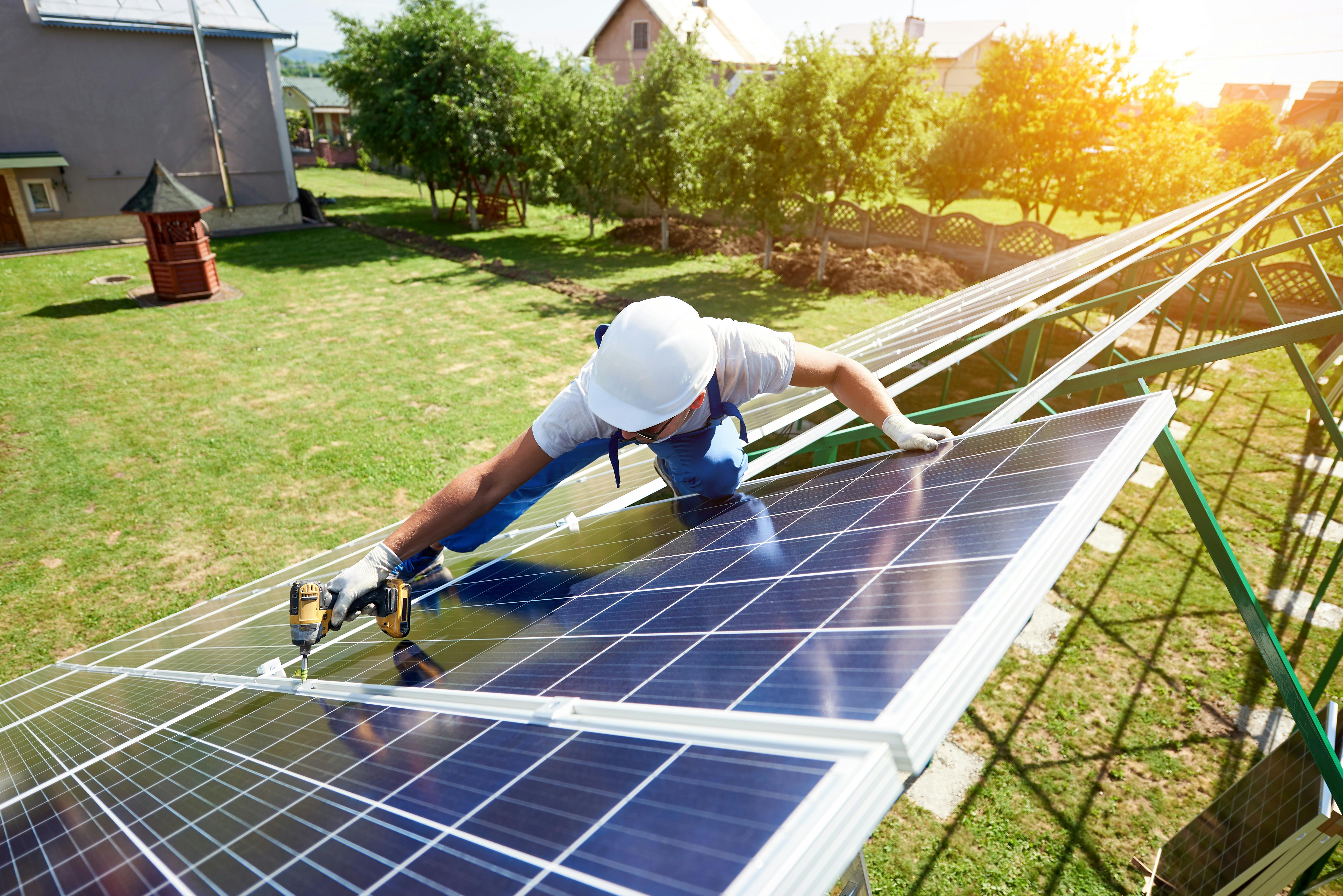 Droits, démarches, aides… Comment installer des panneaux solaires sur le  toit de son logement?