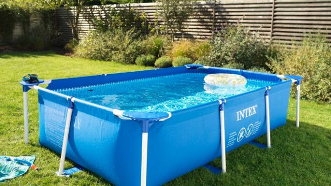 piscine autoportantes dans un jardin