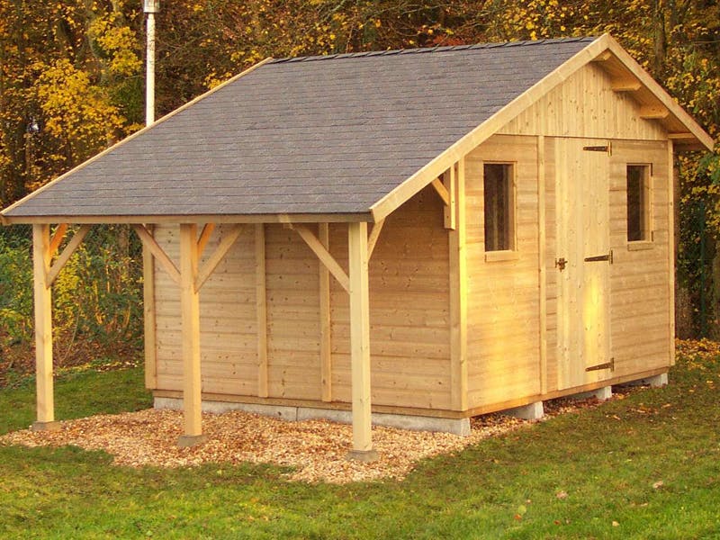 abri de jardin en bois avec auvent couvert