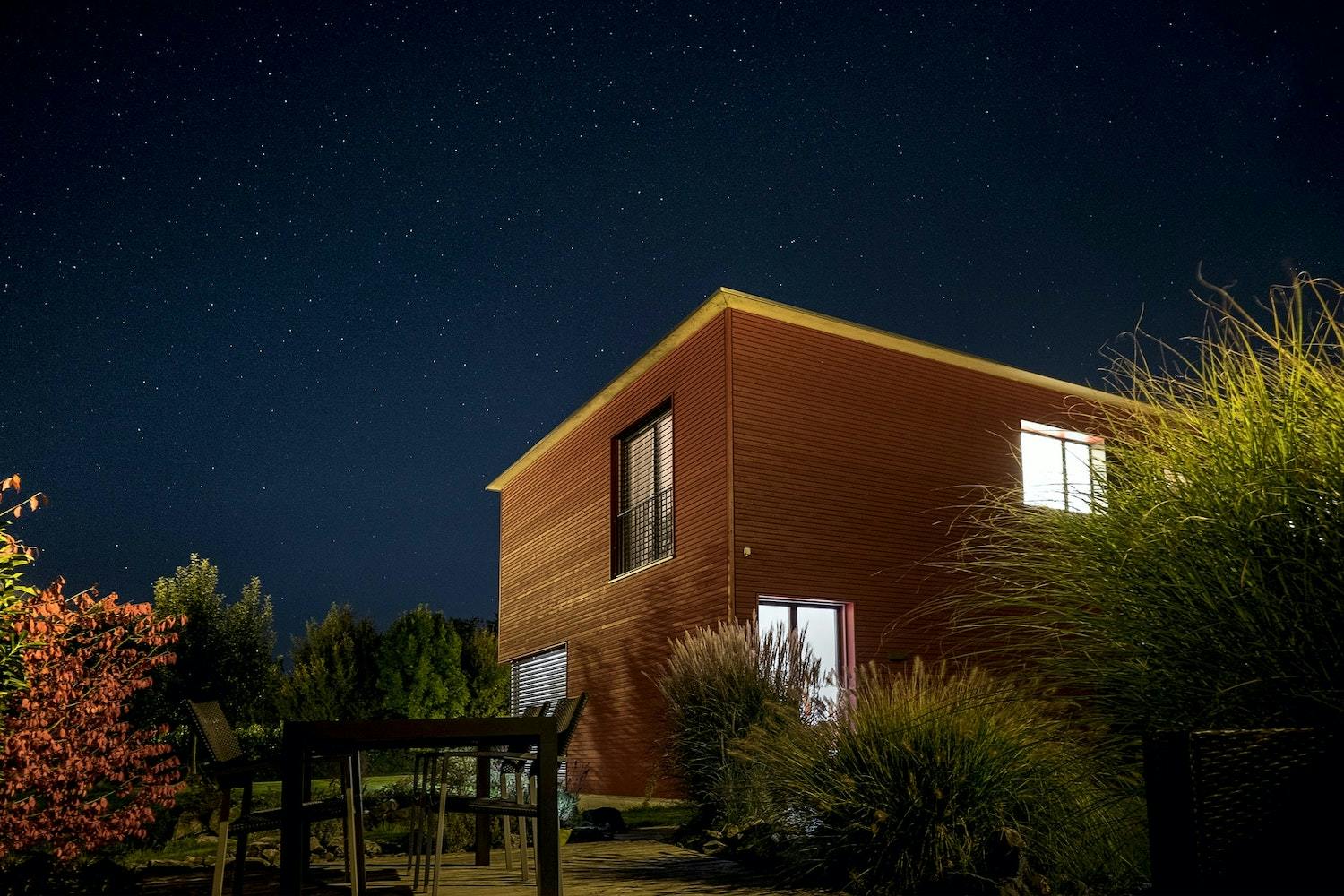maison moderne en bois, vue de nuit
