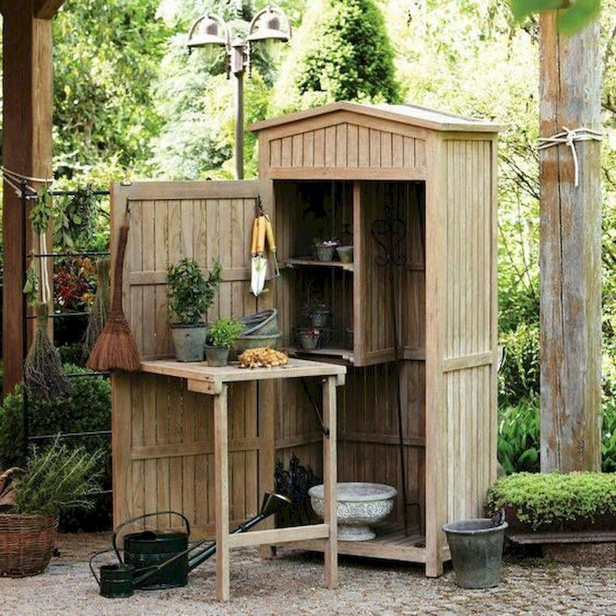 armoire de jardin en bois avec le matériel 