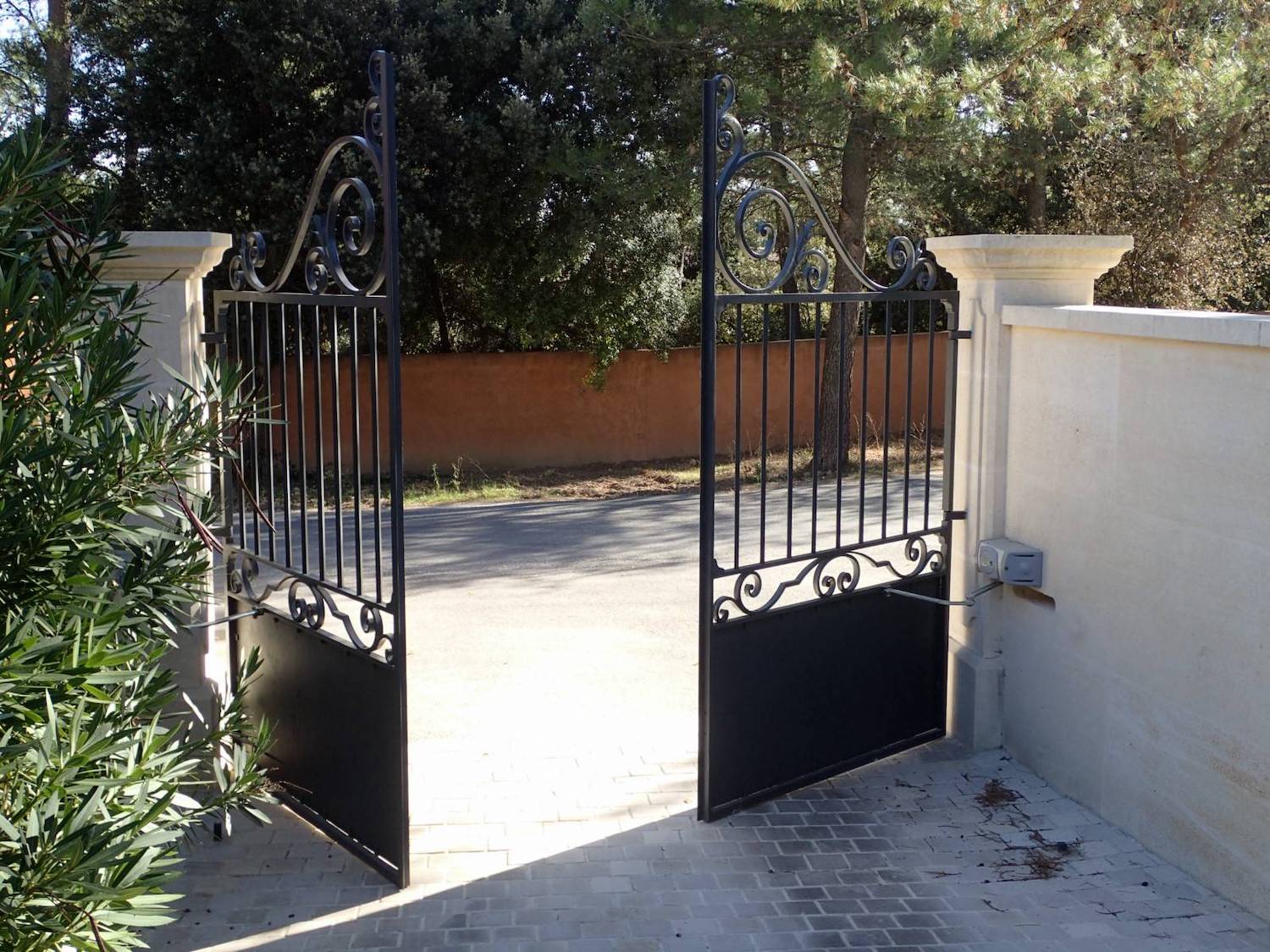 portail en fer forgé noir
