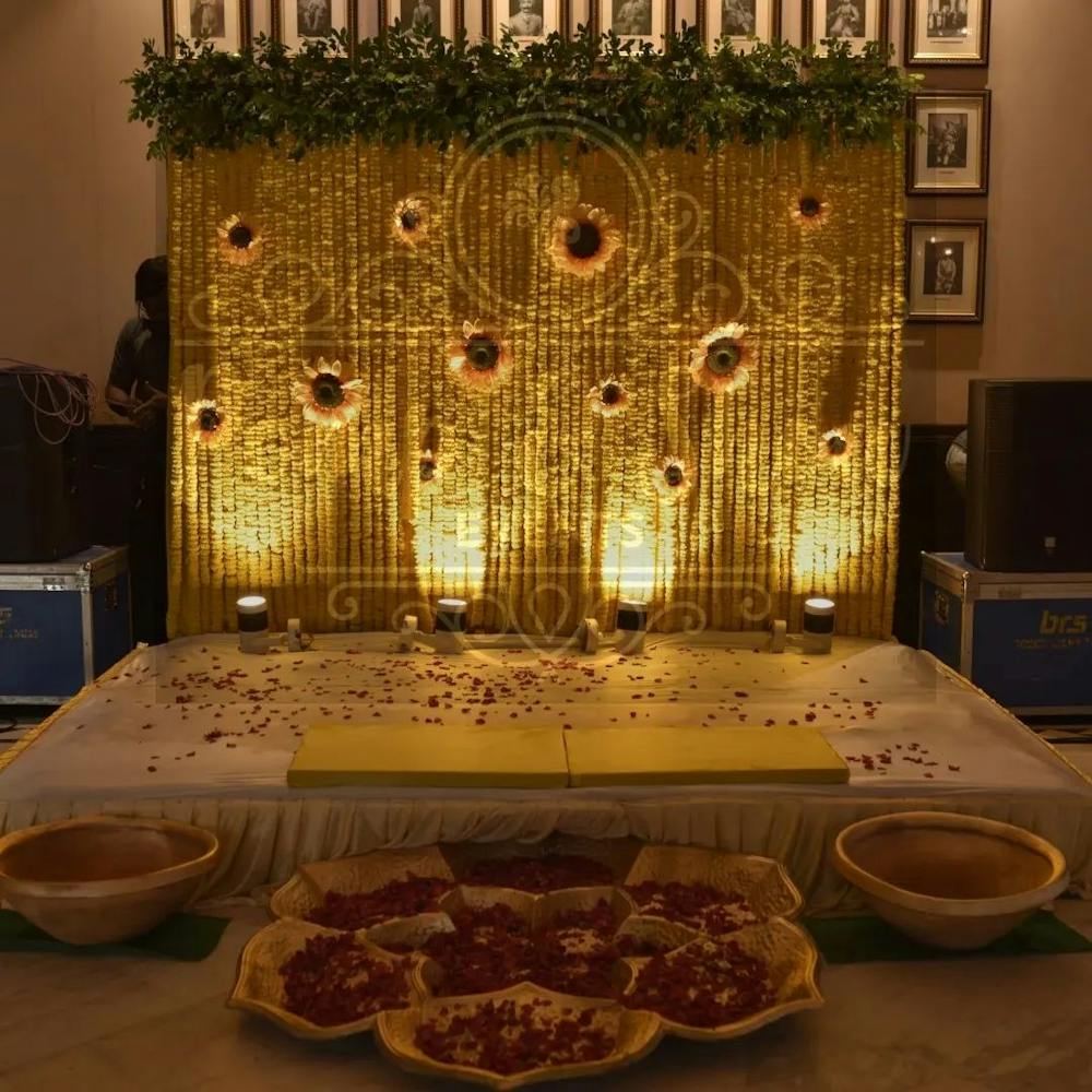 Alluring yellow floral wedding stage pic