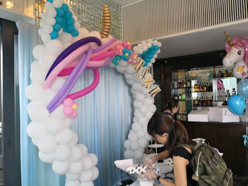 A beautiful image of arch balloon decoration in white