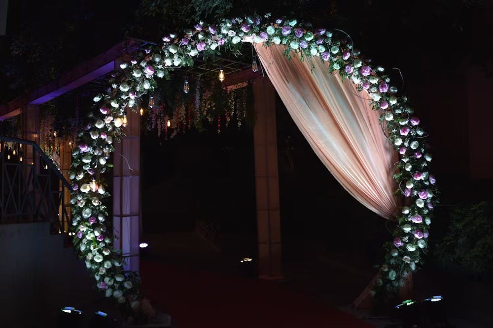 Floral dome-shaped wedding decoration gate