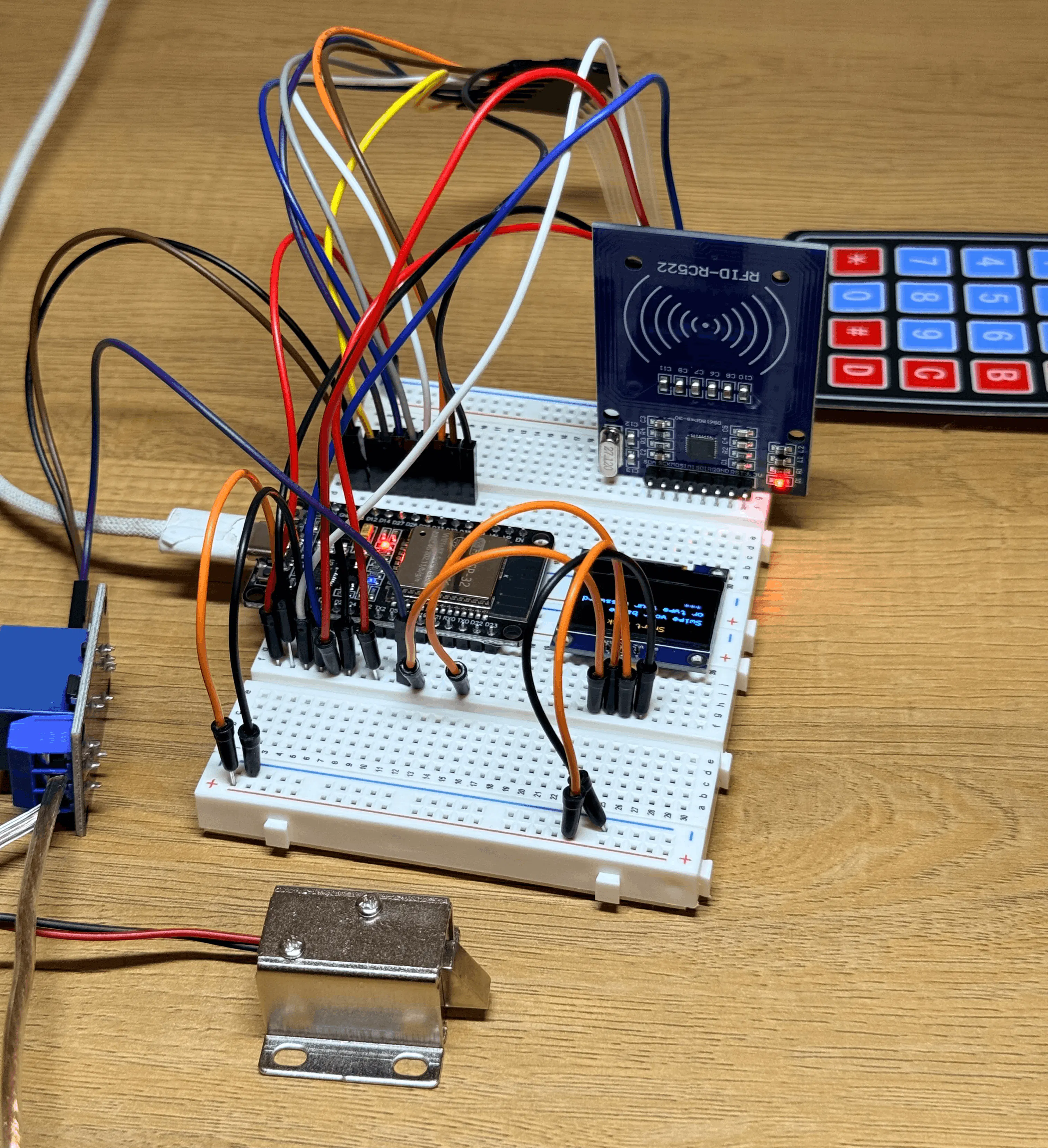 3D render and wiring diagram of the ESP32 Smart Lock project.