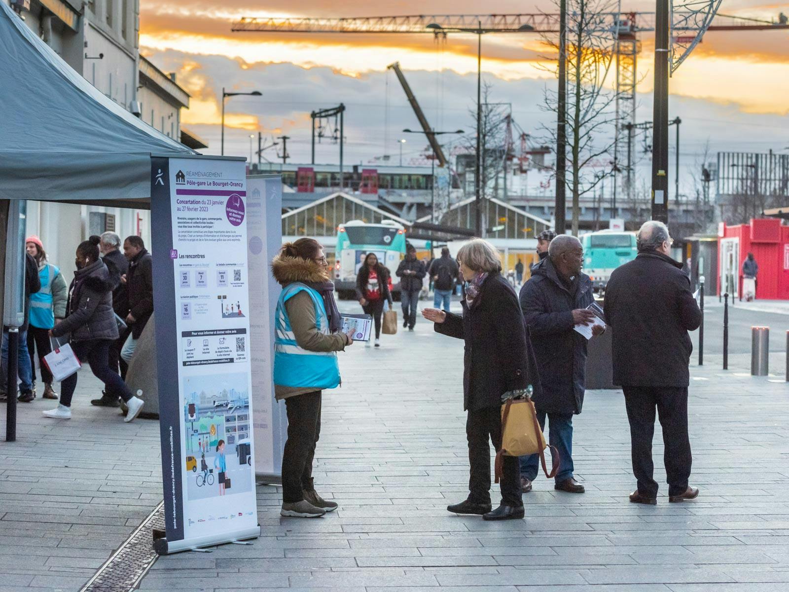 Image représentant une membre de l'équipe Île-de-France Mobilités échangeant avec le public lors de la rencontre voyageur en gare du Bourget