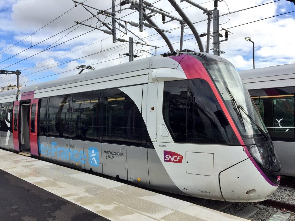 Nouveau Tram Dualis à l'arrêt