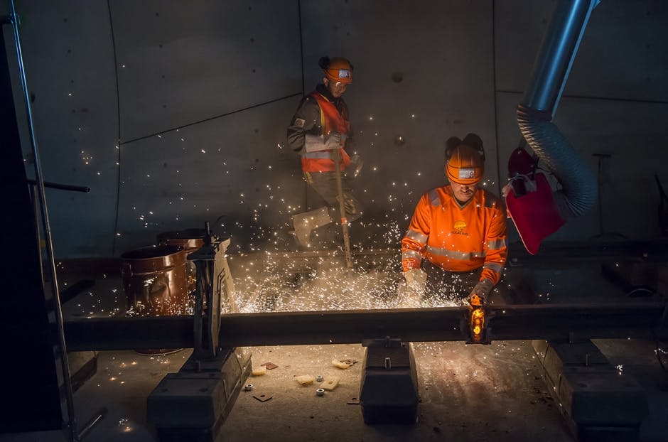 Des ouvriers posent les futurs rails du métro