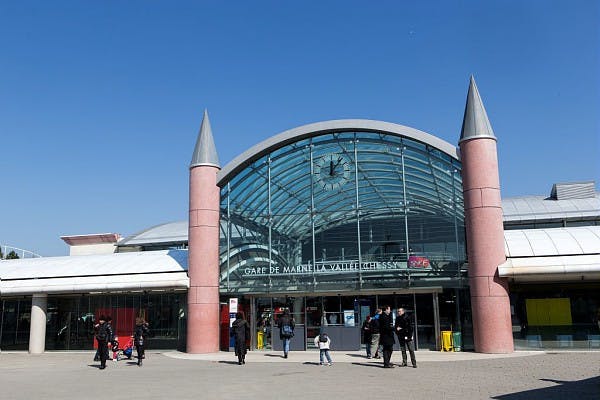 Voyageurs devant la gare de Marne-la-Vallée
