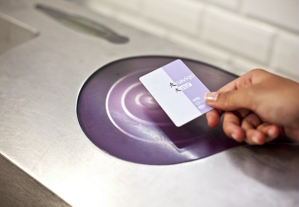 Validation de carte Navigo pour accéder aux transport en commun