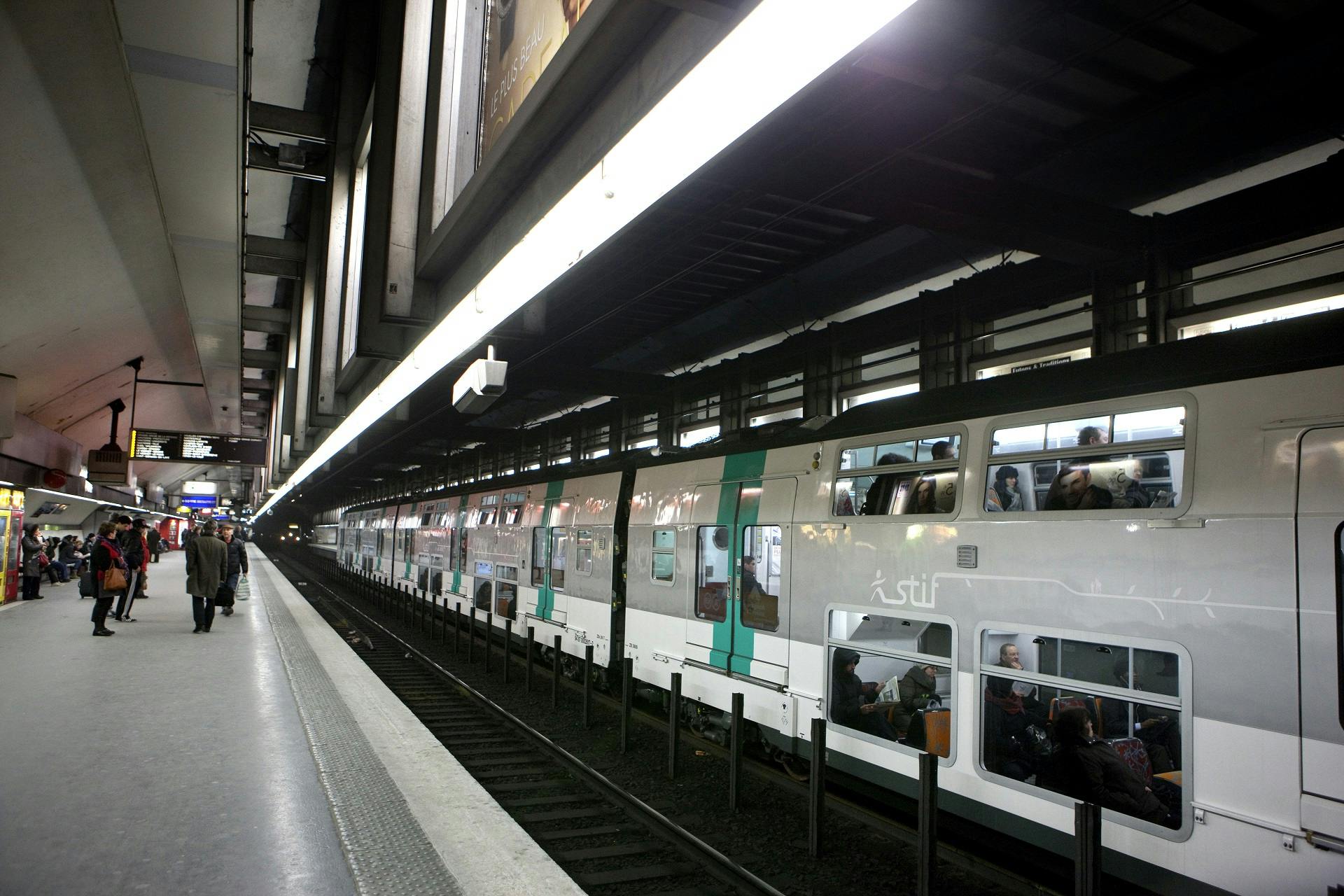 Voyageurs au quai attendant le RER A