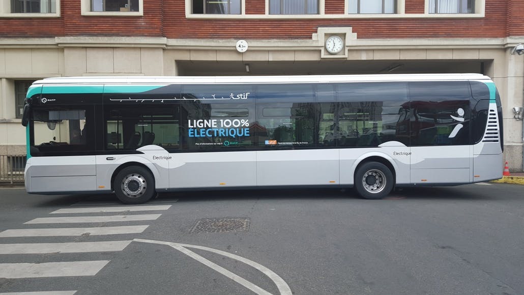 Nouveau bus électrique à l'arrêt