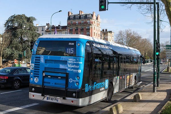 Bus électrique au feu