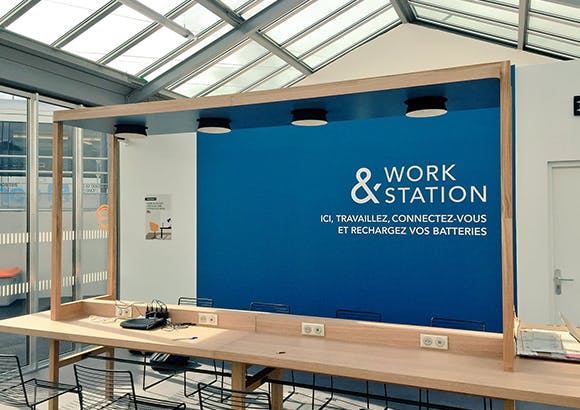 Espace de travail en gare pour les voyageurs