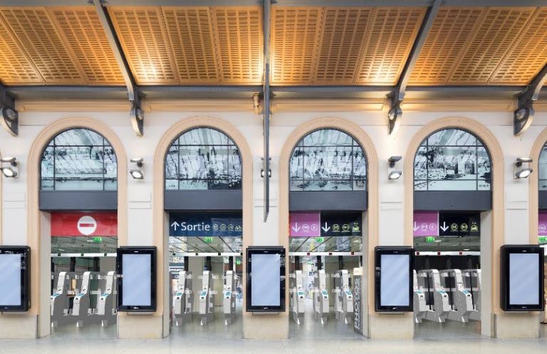 Portiques de sécurité à l'entrée de la gare Saint-Lazare