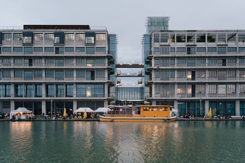 La facciata esterna dei Magasins Généraux, vista dall'altra parte del Canal de l'Ourcq a Seine-Saint-Denis