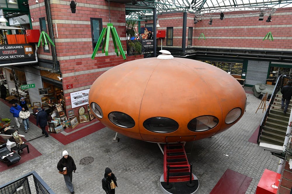 Photo of the Futuro House in the heart of the Dauphine market of the Saint-Ouen flea market, by the architect Matti Suuronen. After being acquired by Benoît Ramognino of the Velvet Galerie, the Futuro House has become the most atypical object and the emblem of this market.
