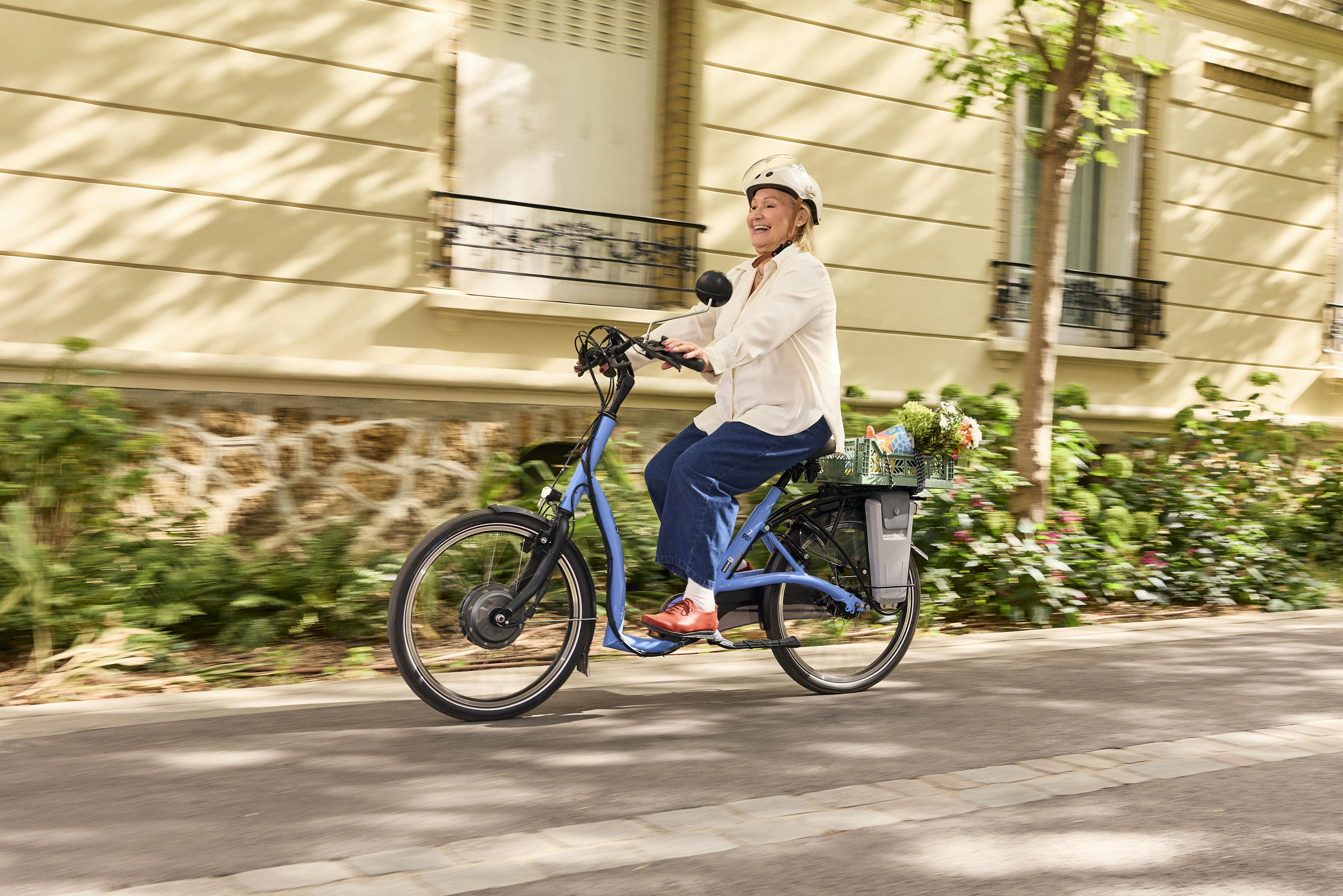 Eine Person auf ihrem Véligo