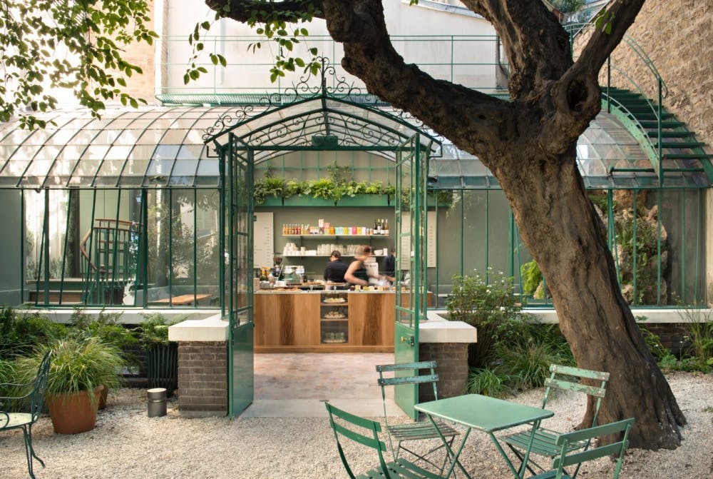 La sala da tè Rose Bakery e il suo bellissimo tetto in vetro del Museo della vita romantica