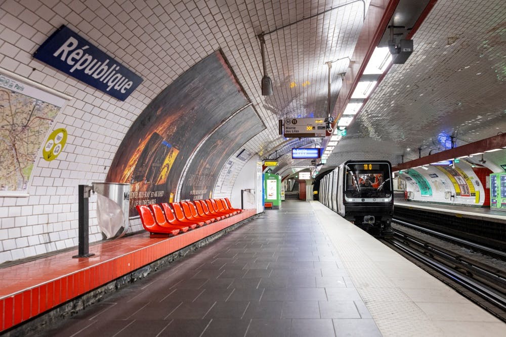 Une rame de MP14 arrivant à la station République.