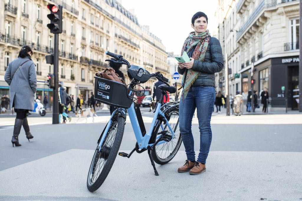 Utilisateur de vélo avec un Veligo à assistance électrique en ville