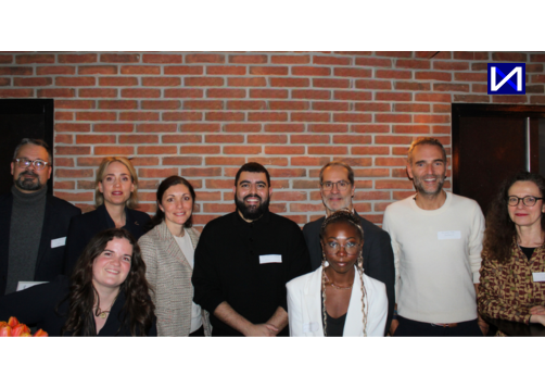 Photo de groupe entre les étudiants, membre de l'équipe INFIИITE (infinite) et LCL