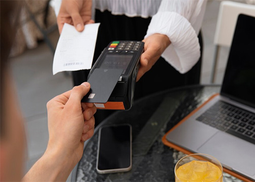 Arnaques aux terminaux de paiement&nbsp;: évitez les pièges et protégez votre entreprise&nbsp;! LCL Banque et assurance