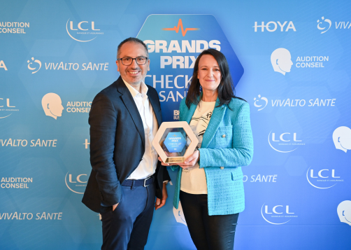 Fabrice Marsella, Directeur de La Banque des Startups by LCL, a remis le prix de la catégorie "Start Up Santé" à Vanessa Lesobre, Cofondatrice et PDG d’Happlyz Medical