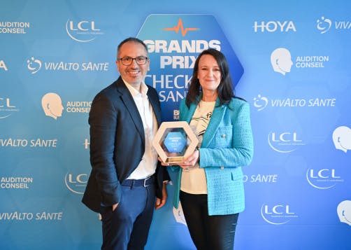 Fabrice Marsella, Directeur de La Banque des Startups by LCL, a remis le prix de la catégorie "Start Up Santé" à Vanessa Lesobre, Cofondatrice et PDG d’Happlyz Medical