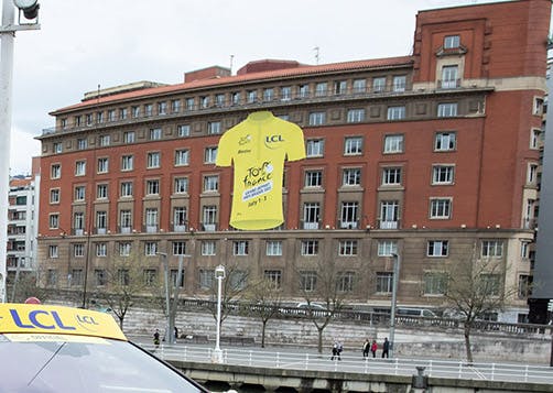 Le Maillot Jaune Géant sur la Mairie de Bilbao