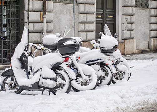 Moto, scooter : Comment appréhender l’hiver au guidon de votre deux-roues ? LCL Banque et Assurance
