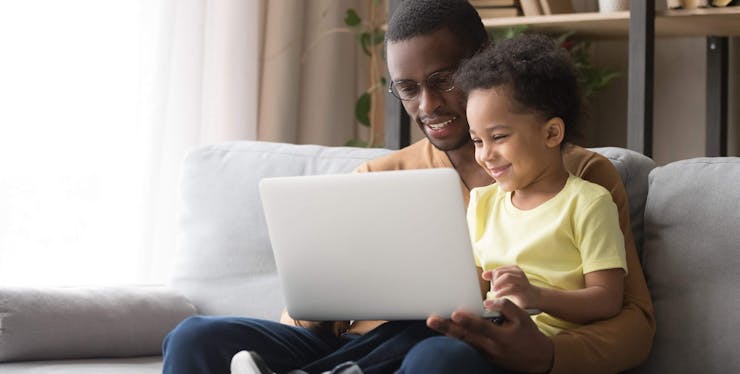Internet Residencial: pai e filho navegam em notebook