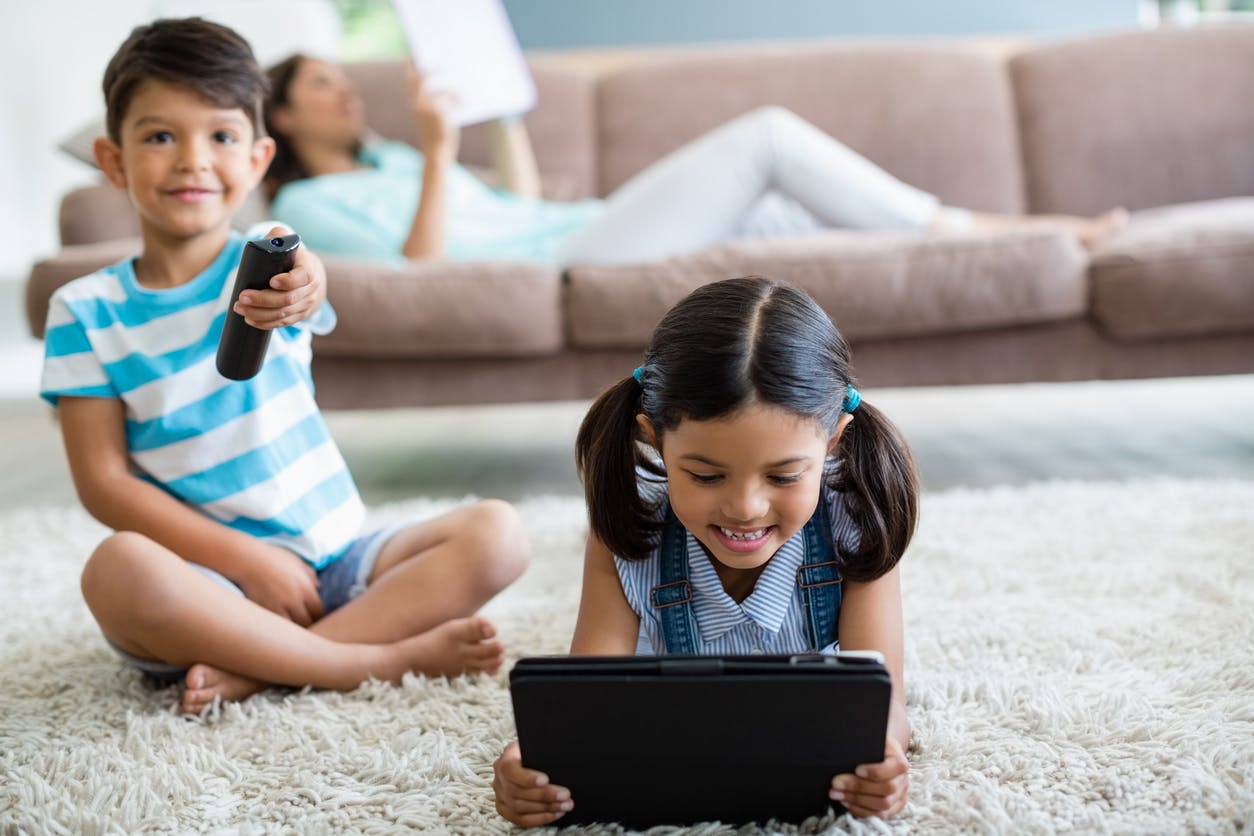 Crianças aproveitando o Vivo Internet Combo