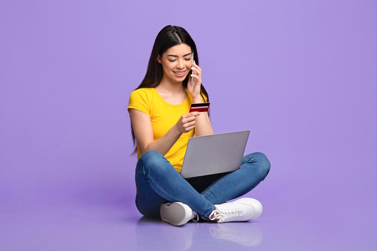 Moça utilizando vivo internet fibra