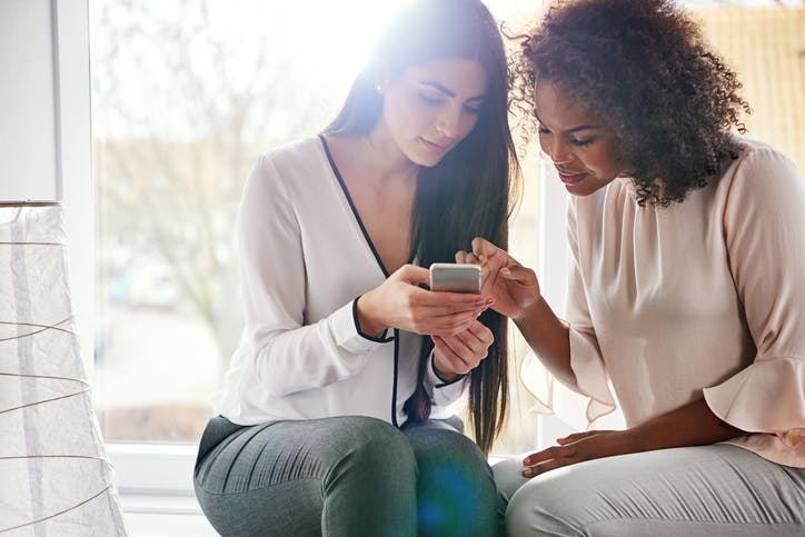 Mulheres usando o celular