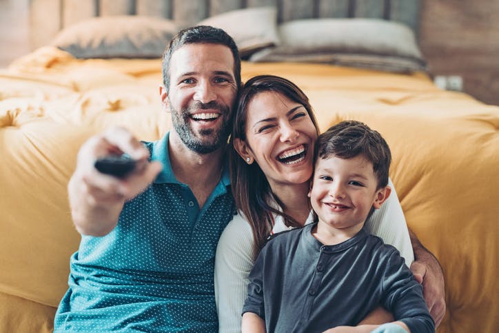 família assistindo TV