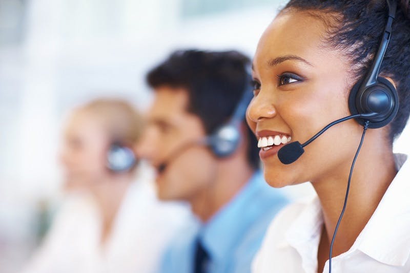 Mulher fazendo o atendimento do Santander Online