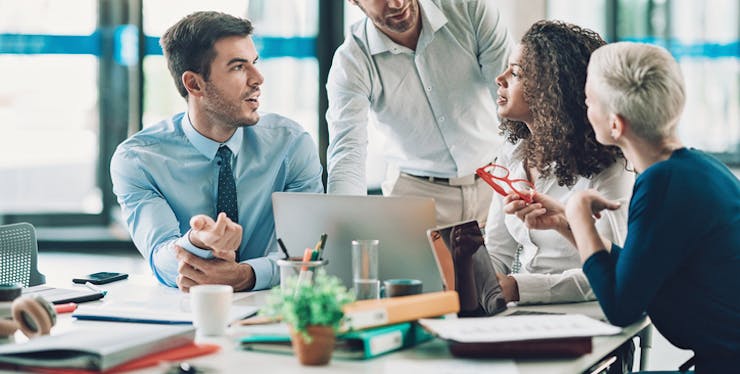 Equipe de trabalho reunida no escritório