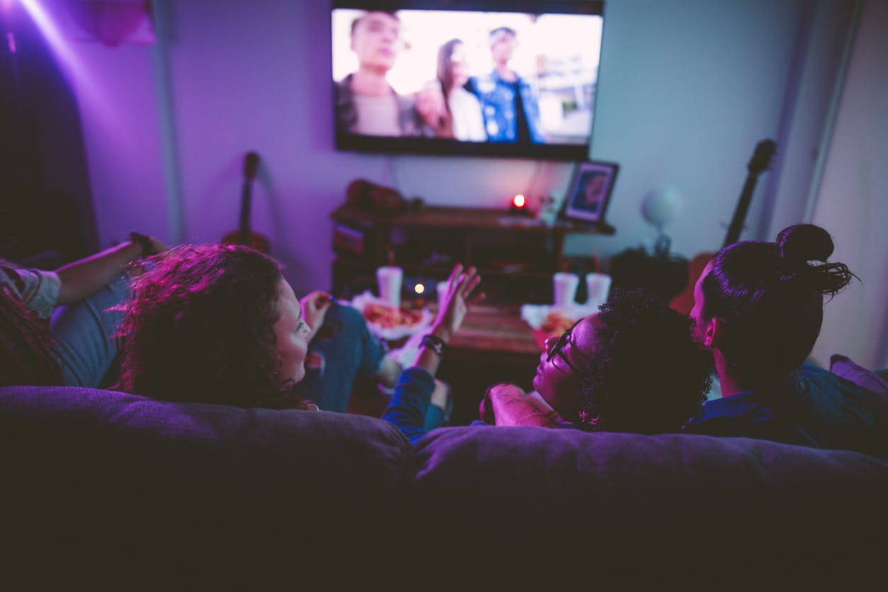 Pessoas assistindo tv juntos - net-tv